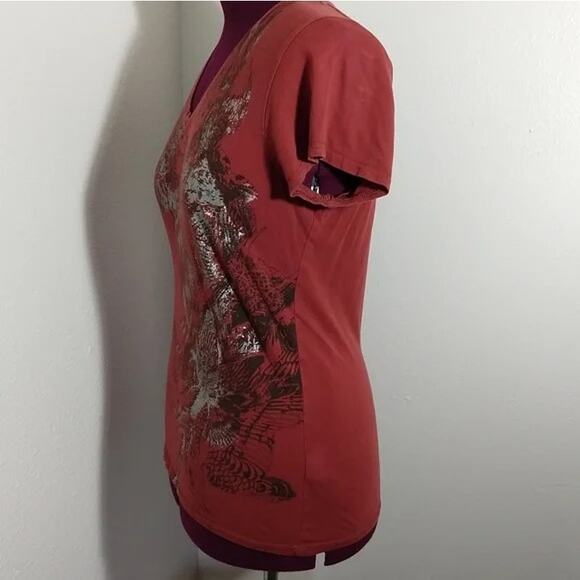 Calvin Klein Jeans Red V-neck T-shirt Large silver & black feather pattern tee - Picture 5 of 12